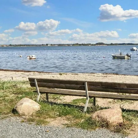 8 Person In Sjolund-by Traum *