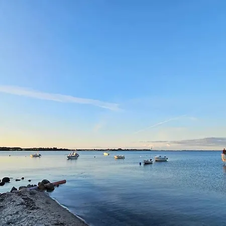 8 Person In Sjolund-by Traum