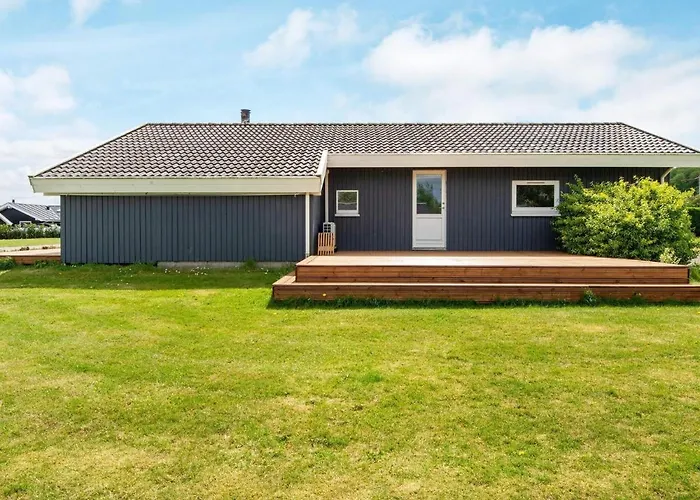 8 Person In Sjolund-by Traum *